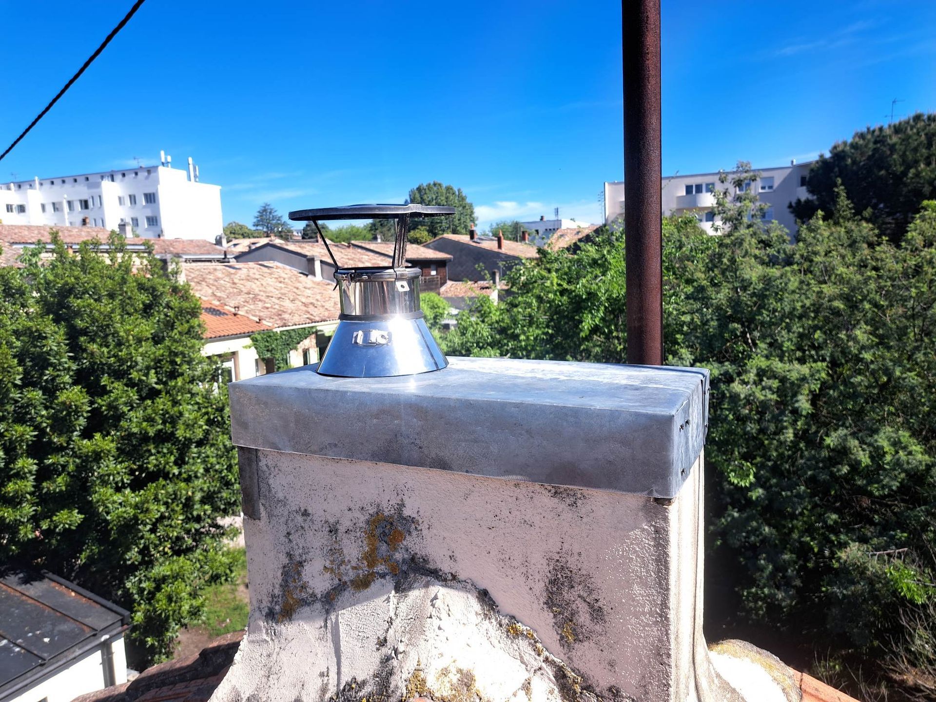 Toit d'une maison avec cheminée