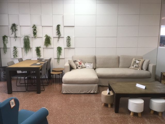 Una sala de estar con un sofá, una mesa y sillas.