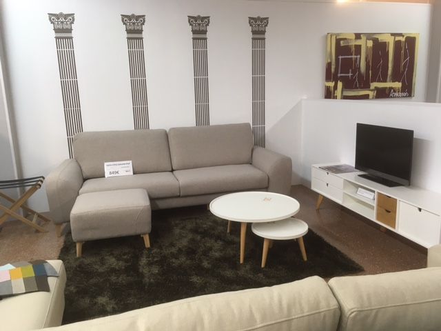 Una sala de estar con un sofá y un televisor.