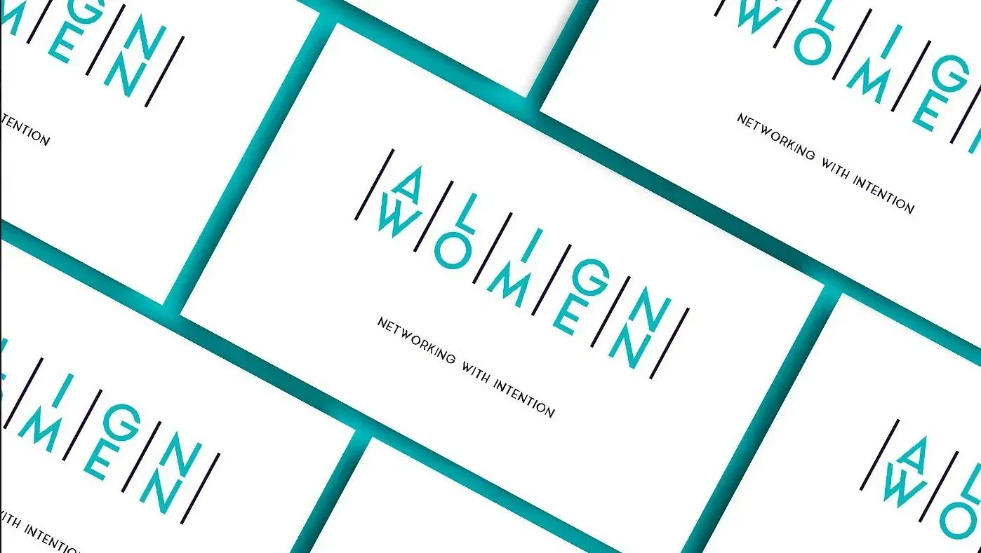 Un montón de tarjetas de presentación están apiladas una encima de otra.