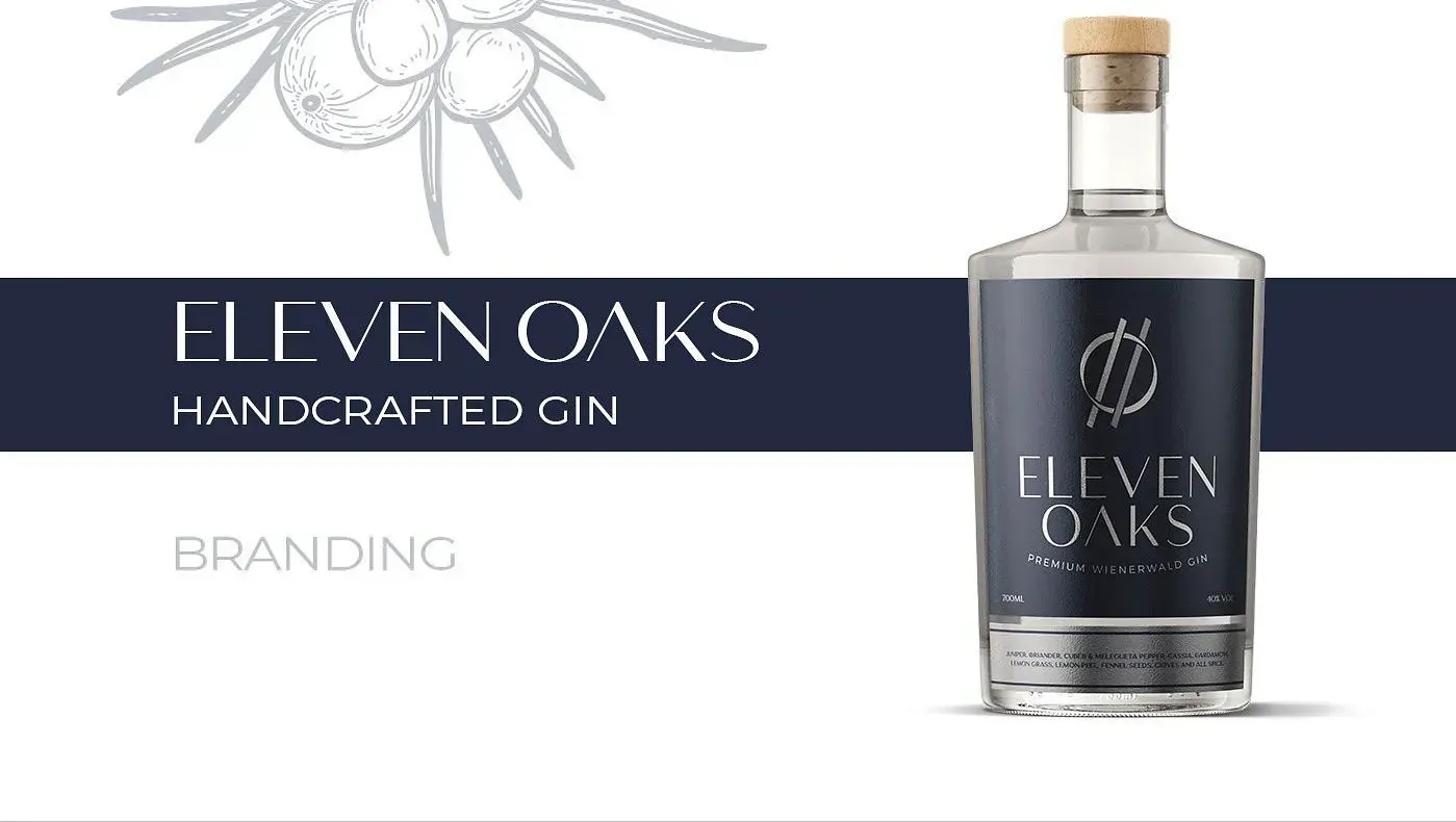 Una botella de ginebra artesanal con etiqueta azul