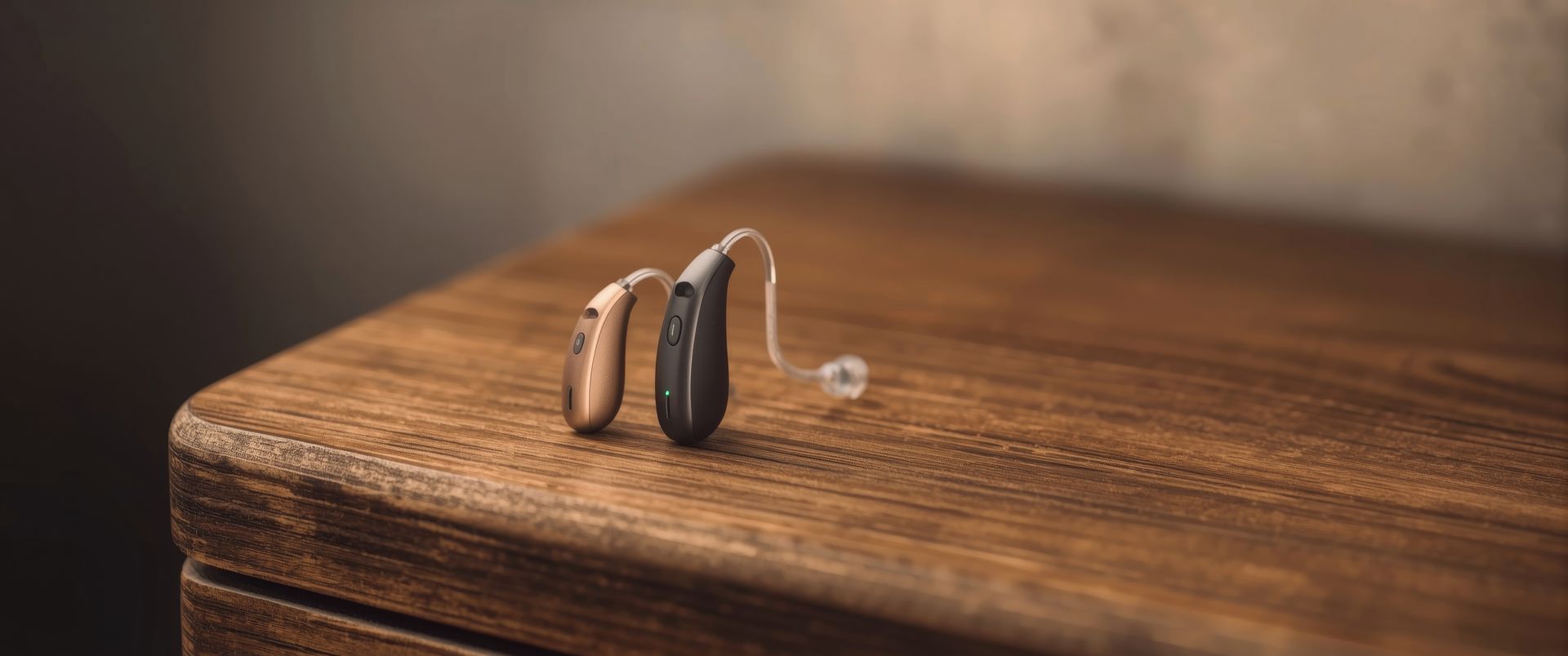 Deux appareils auditifs posés sur une surface en bois