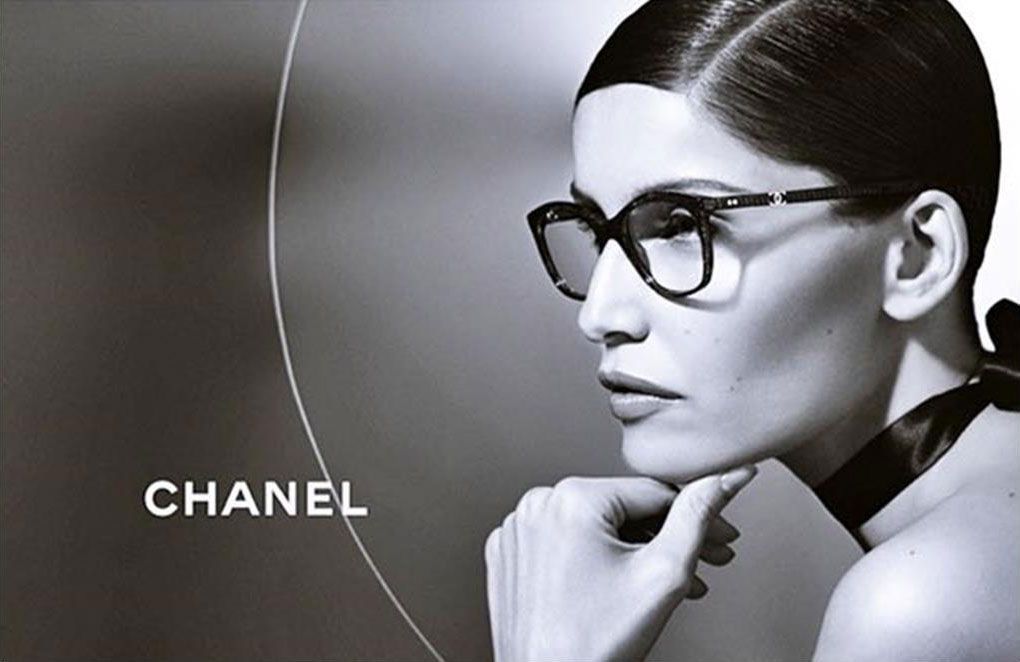 Affiche publicitaire en noir et blanc d'une femme portant des lunettes de vue de la marque Chanel.