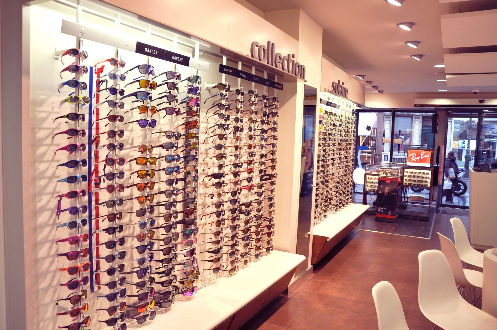 Lunettes de soleil exposées dans un magasin de détail avec des bancs et des sièges.
