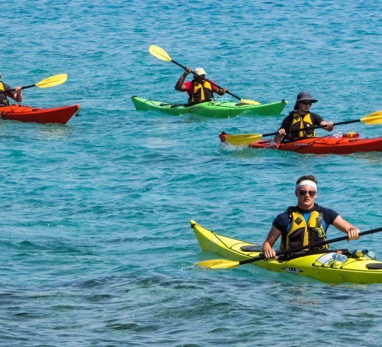 Des kayakistes sur une eau d'un bleu éclatant.