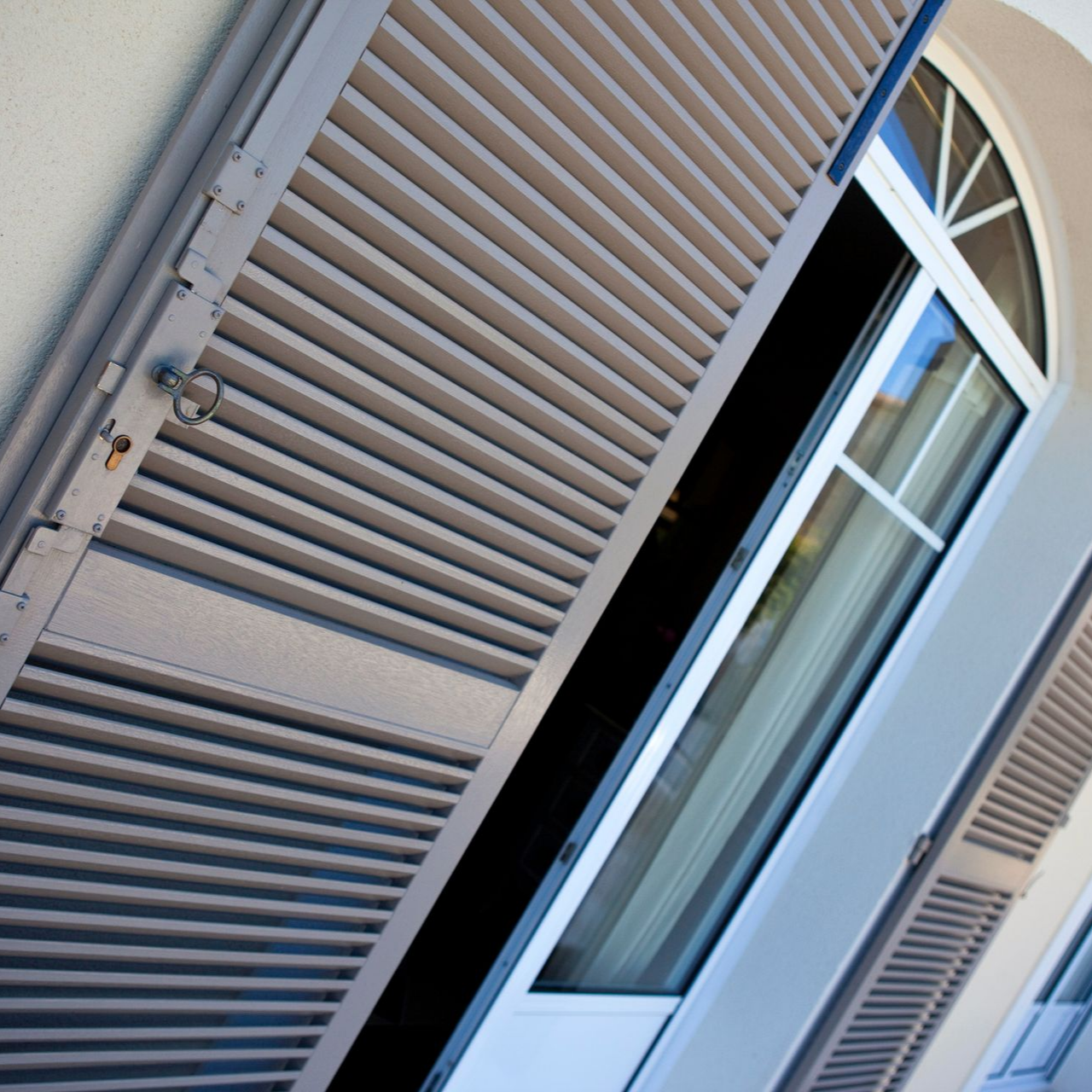 Volets battants persiennes