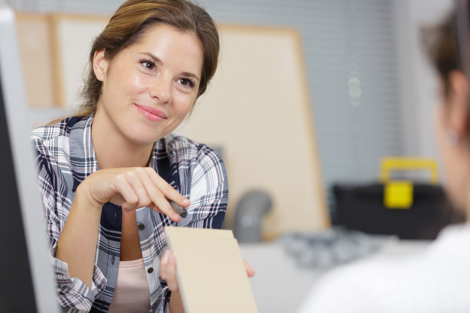 Cliente avec professionnelle de la menuiserie