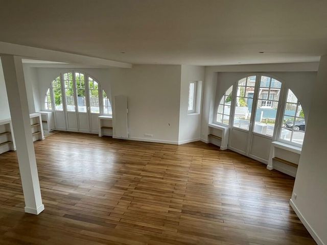 Grande pièce avec fenêtres cintrées