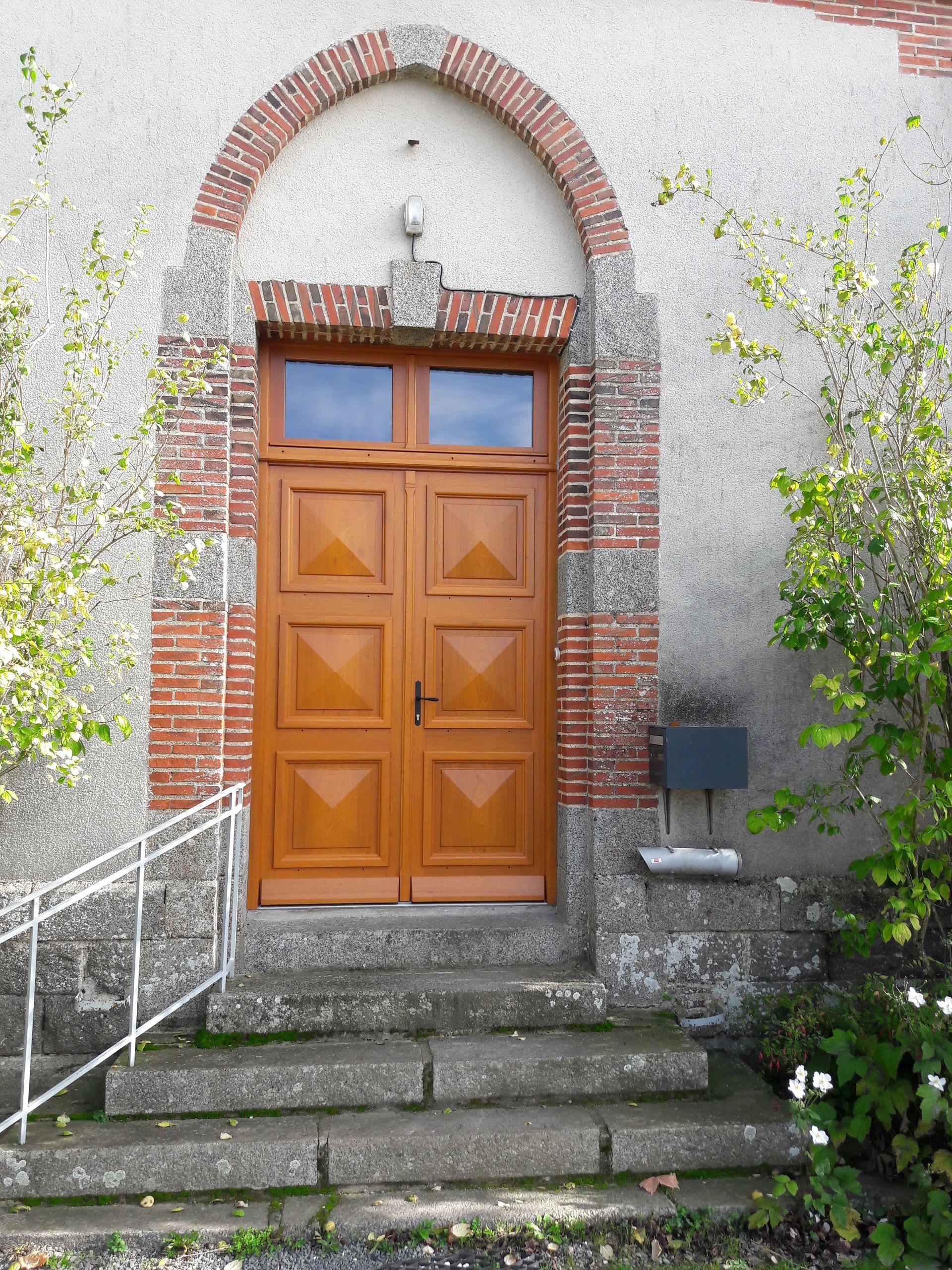 BElle porte d'entrée en bois