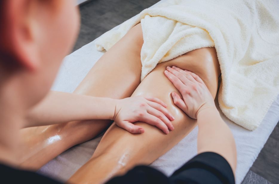 Manos masajeando la pierna