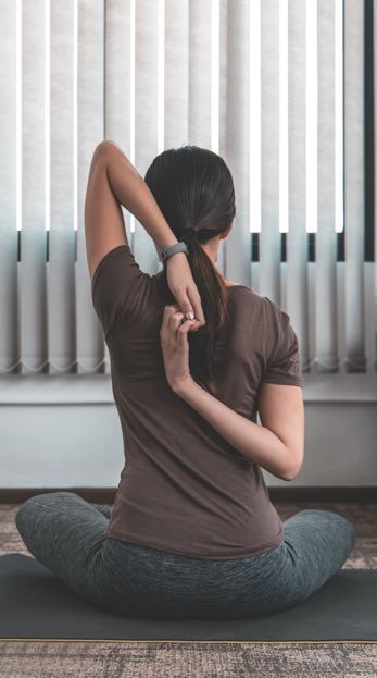 Mujer en pose de yoga