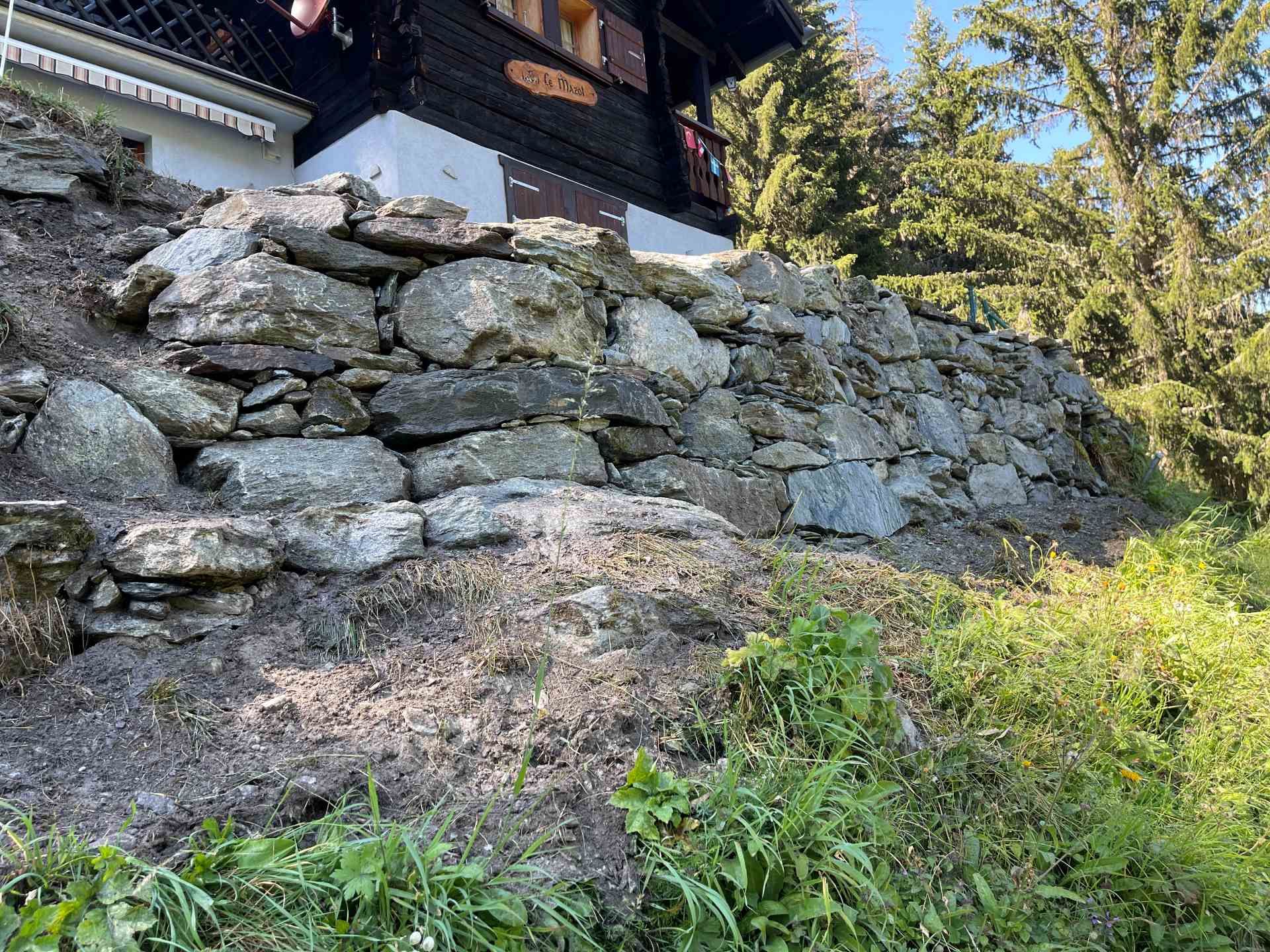 Une terrasse en bois avec une table de pique-nique et des bancs