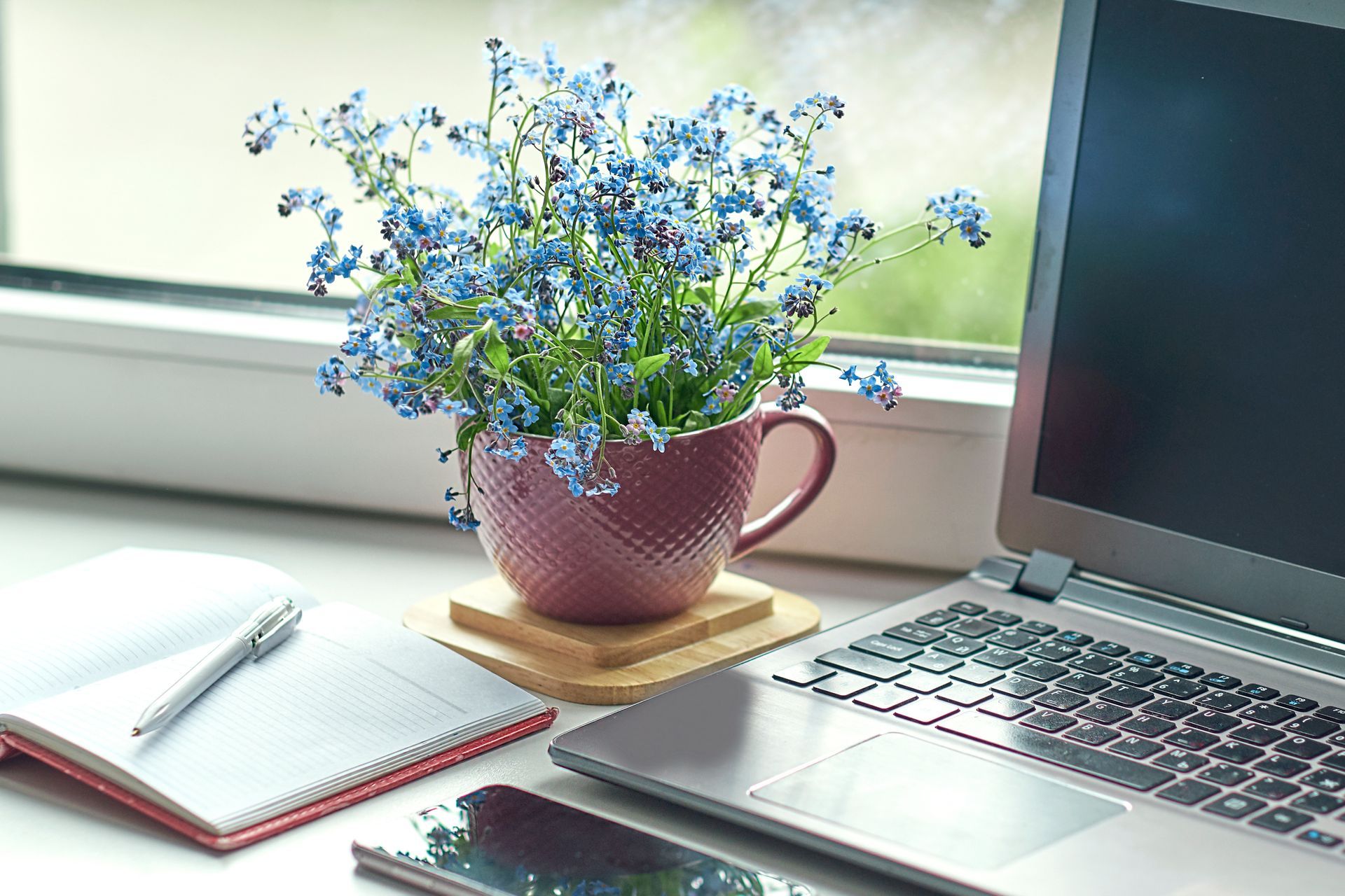 Lastwagen fahren an einem sonnigen Tag auf einer Autobahn, im Hintergrund sind grüne Bäume und Stromleitungen zu sehen.
