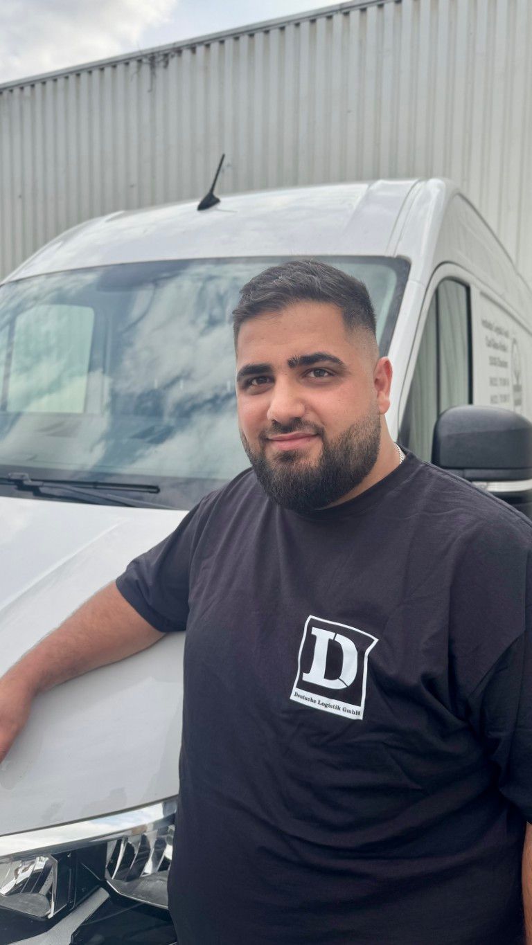 Seite eines Lieferwagens der Deutschen Logistics mit einem großen schwarzen „D“ über einem blau getönten Arbeiterbild und Logo.