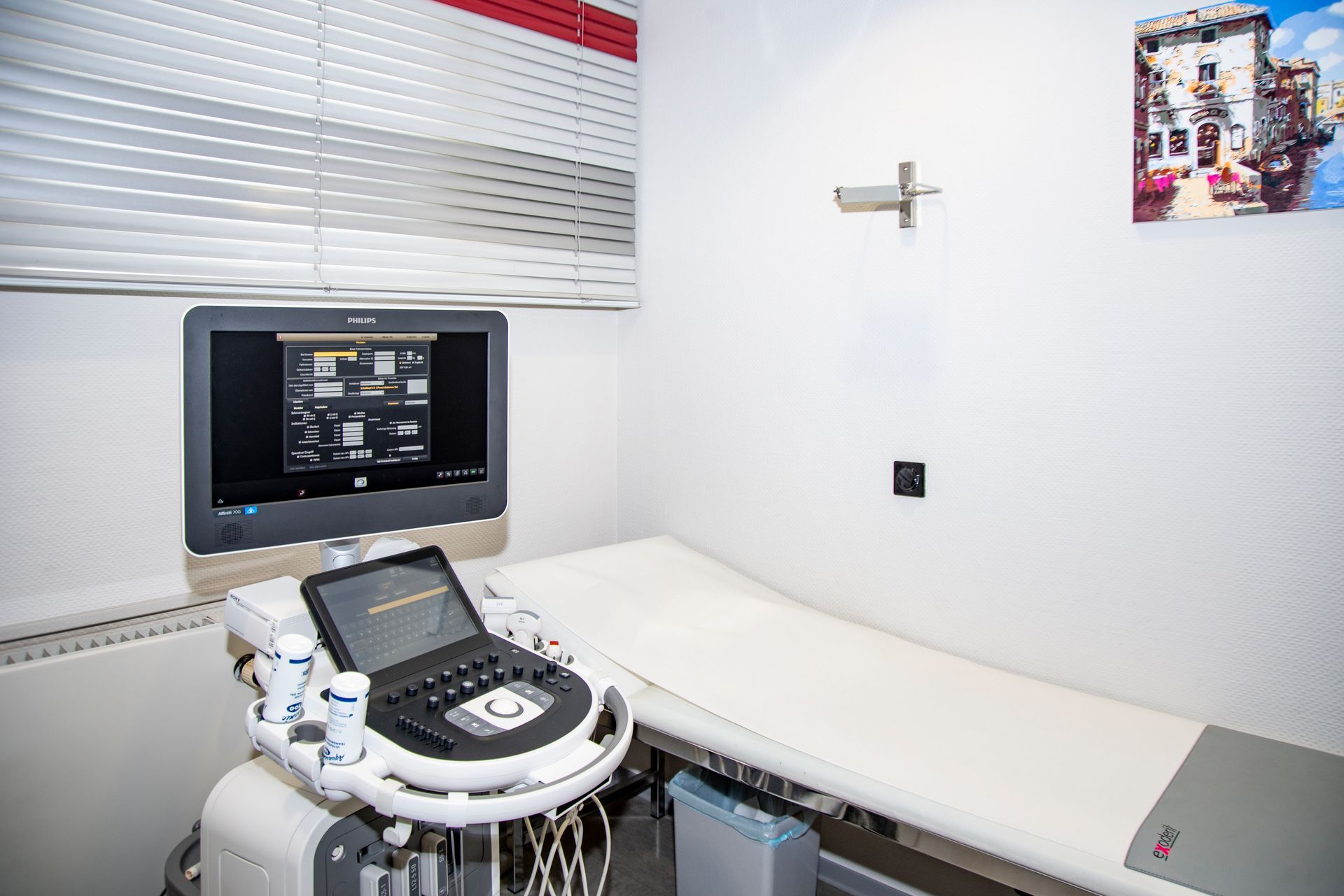 Behandlungsraum mit Liege und Untersuchungsgerät