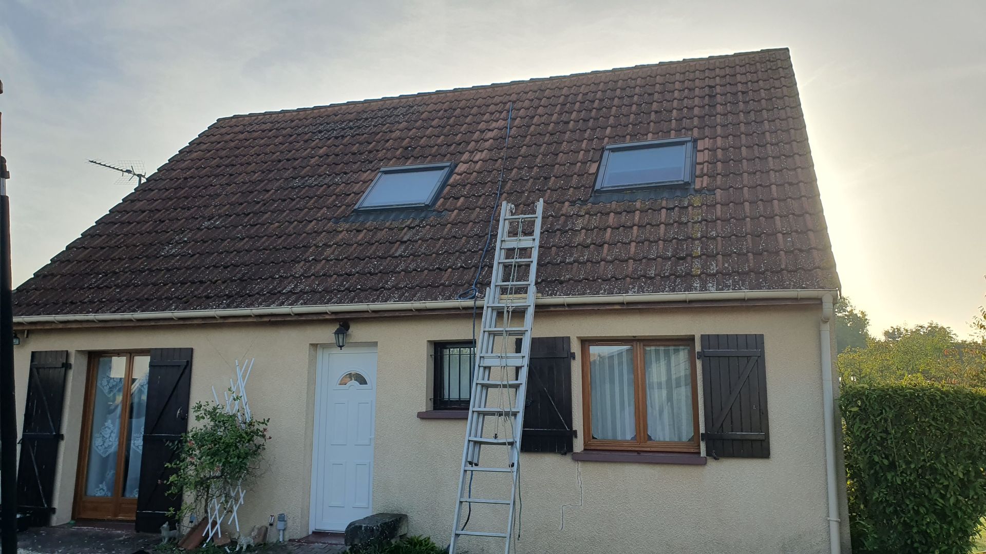 Toit en tuile avant le nettoyage.