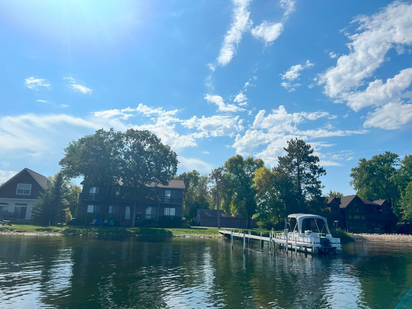 A boat is docked at a dock in the middle of a lake.