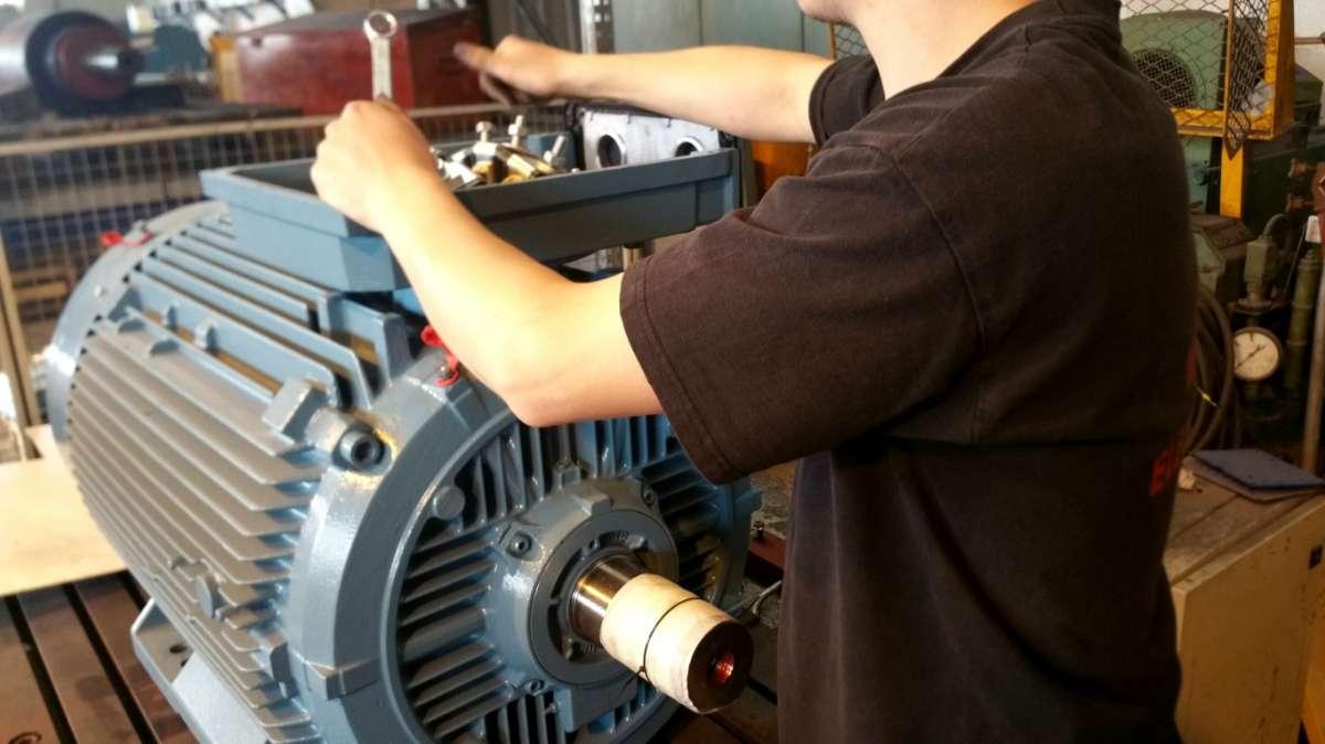 Essai de moteur électrique triphasé