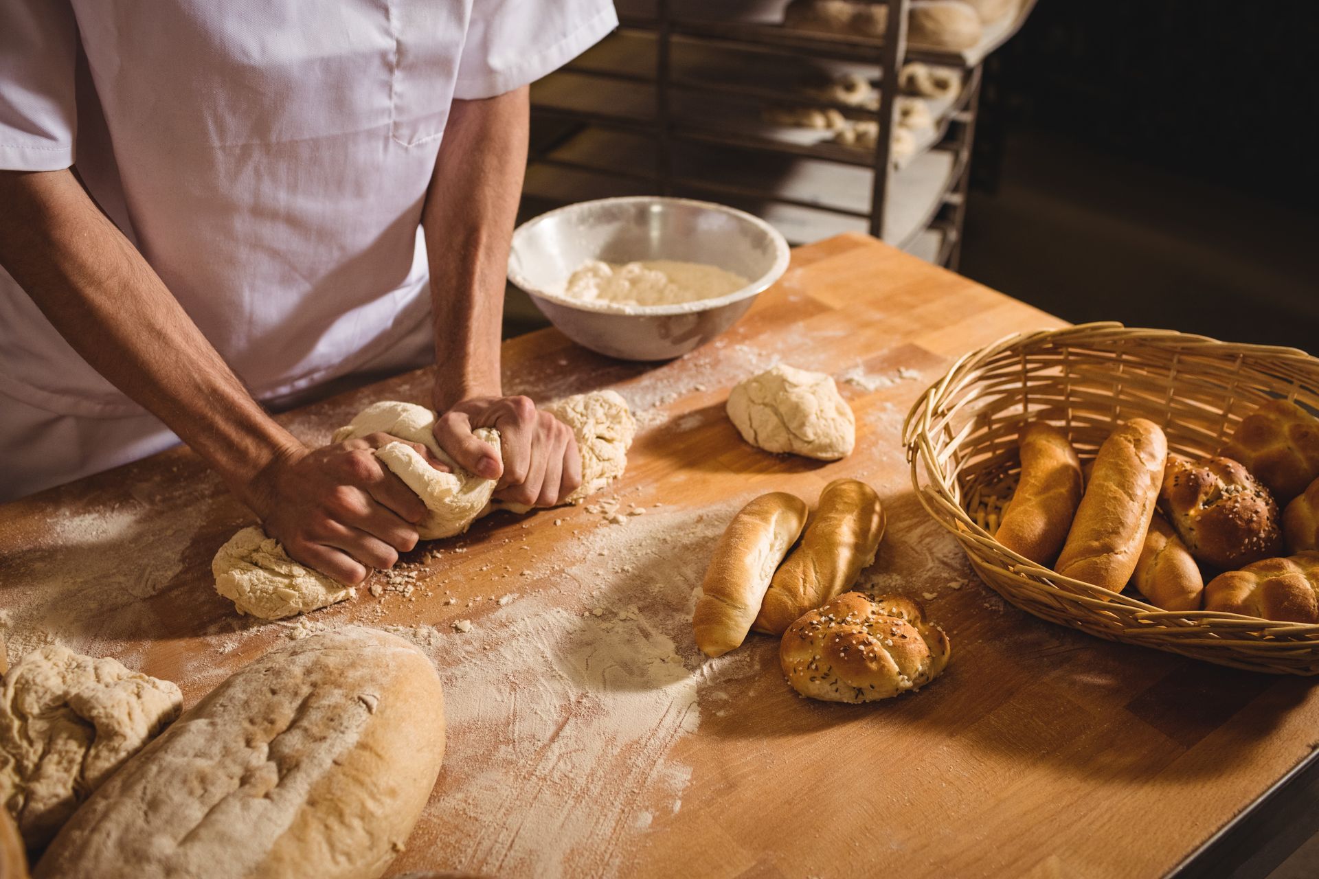 Homme qui qui façonne une baguette de pain