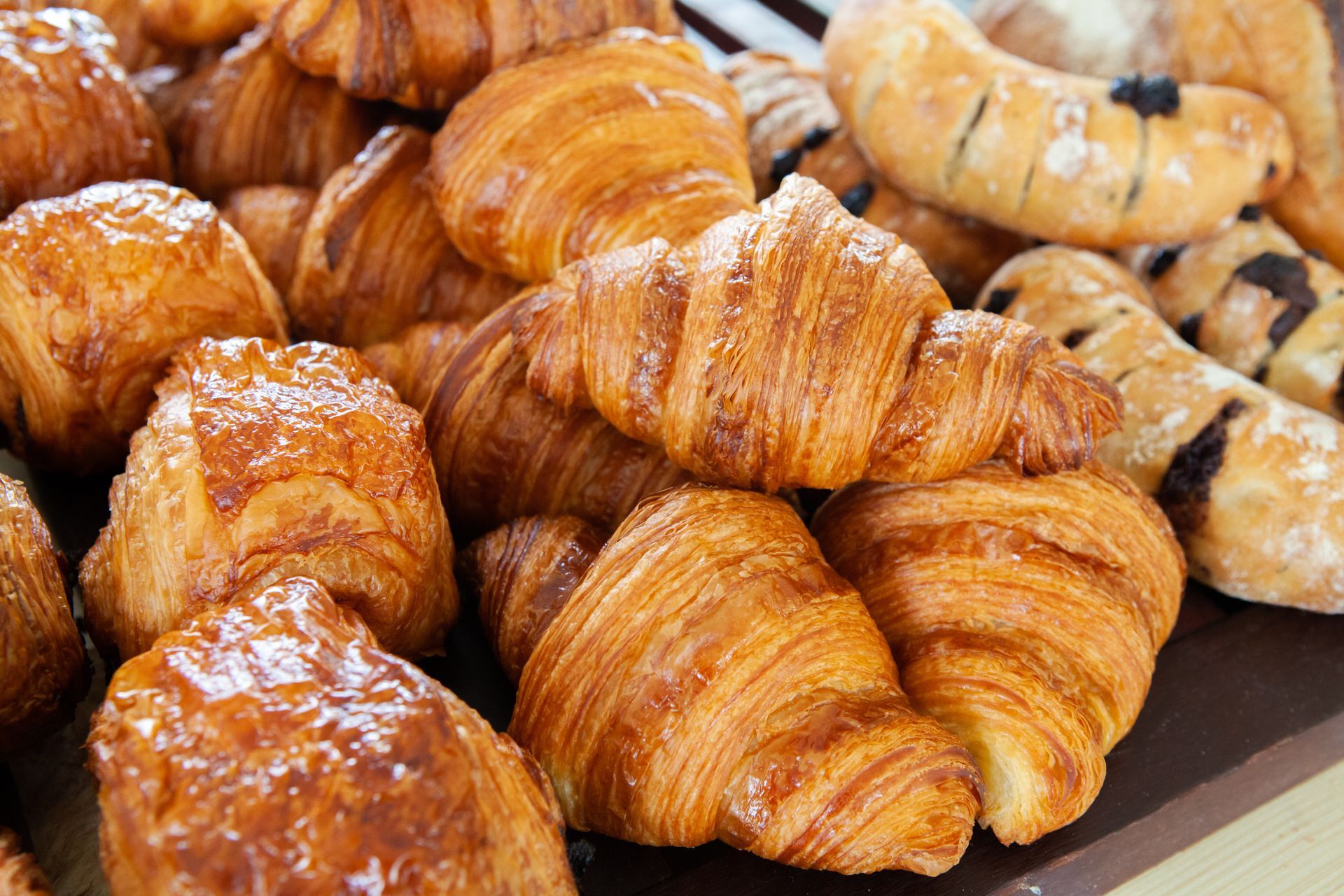 Pile de croissants dorés et autres viennoiseries.