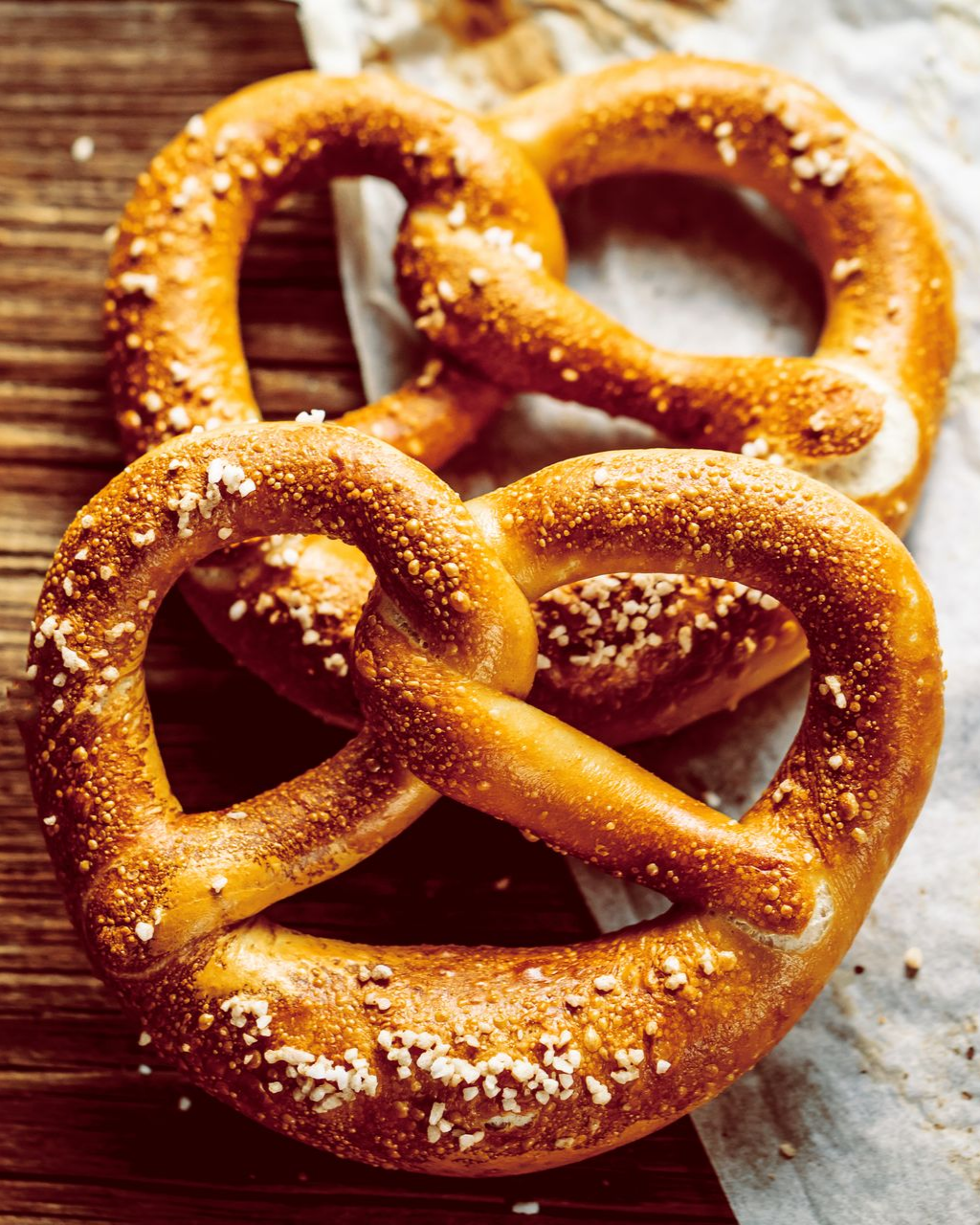 2 bretzels sur une table