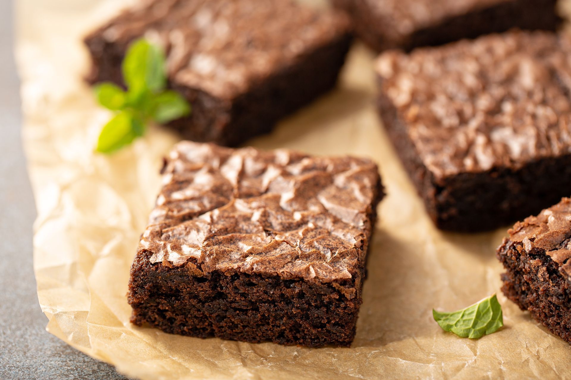 Brownies sur du papier cuisson