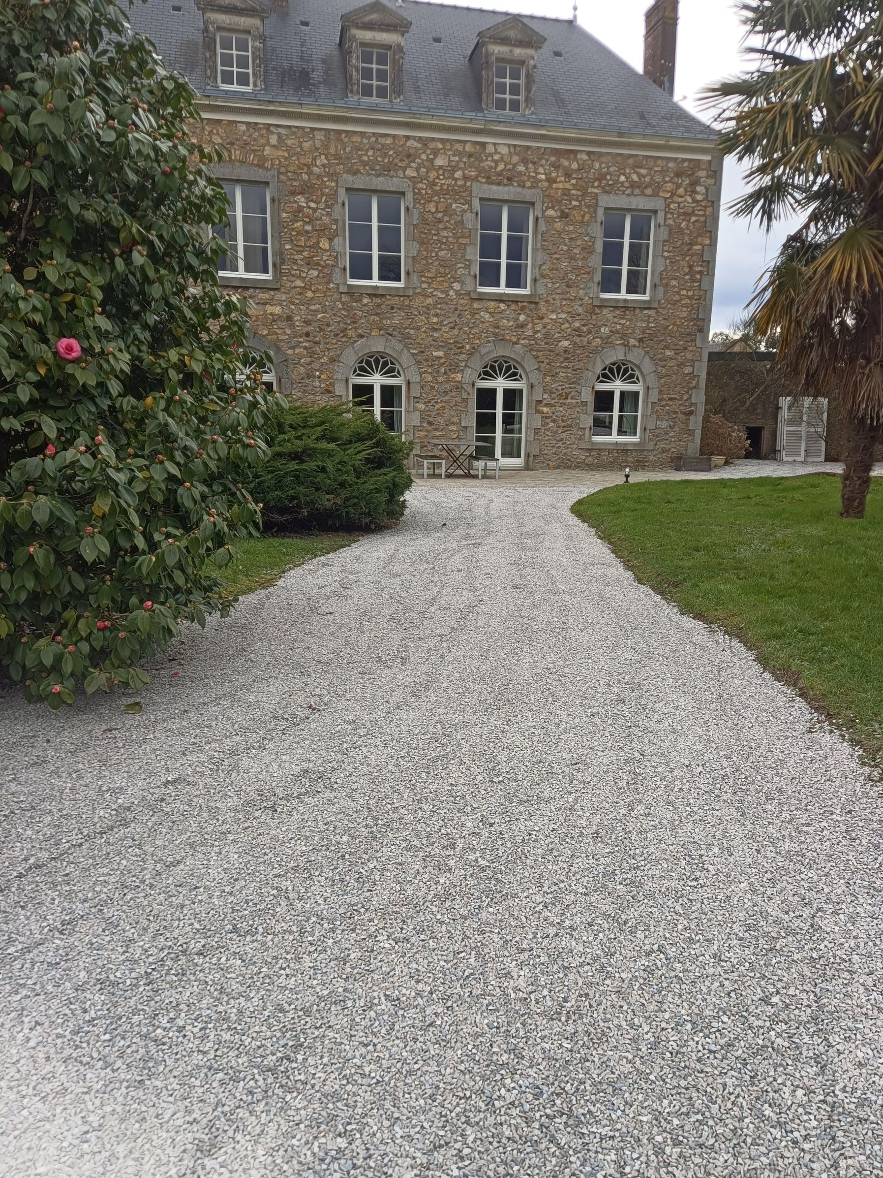 L'allée en gravier d'un manoir.