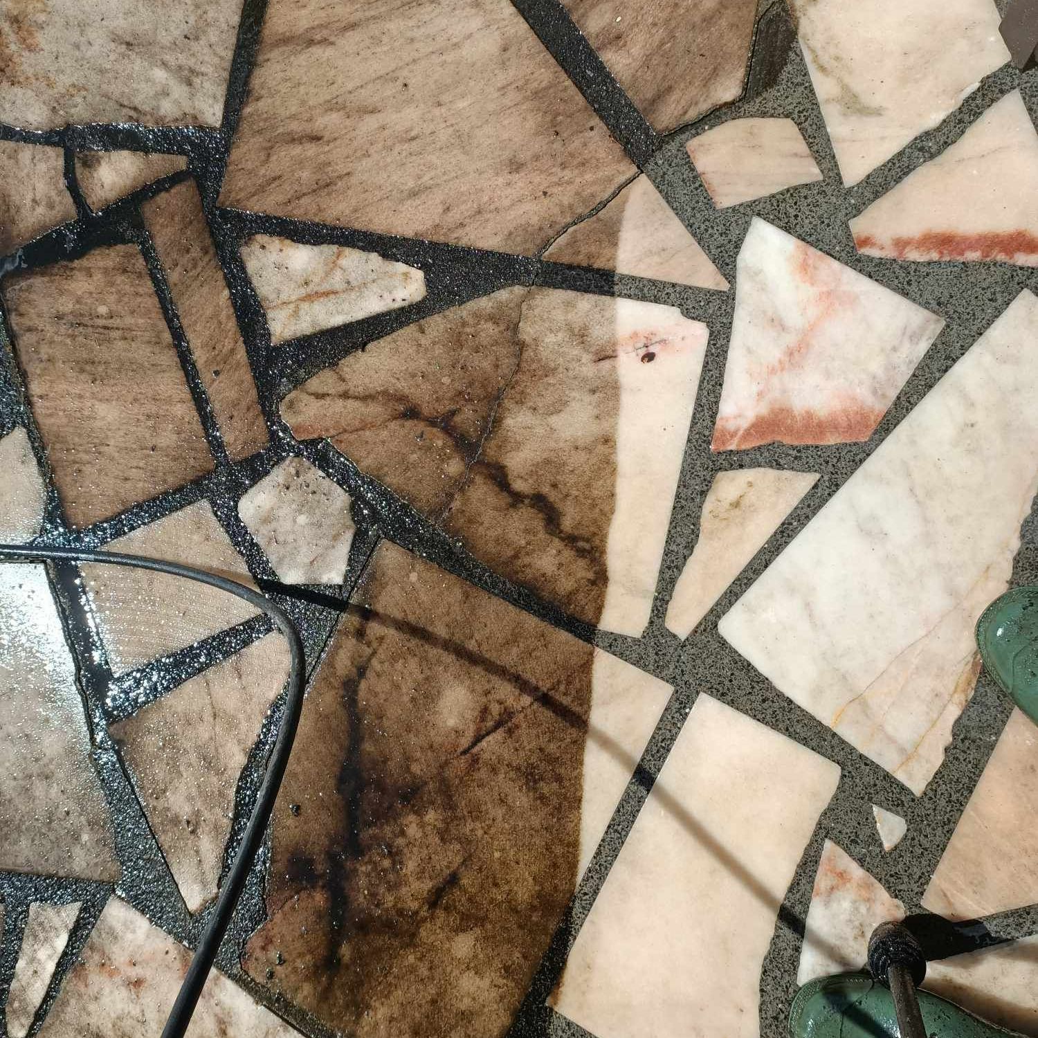 Sol d'une terrasse avant et après le nettoyage à haute pression.