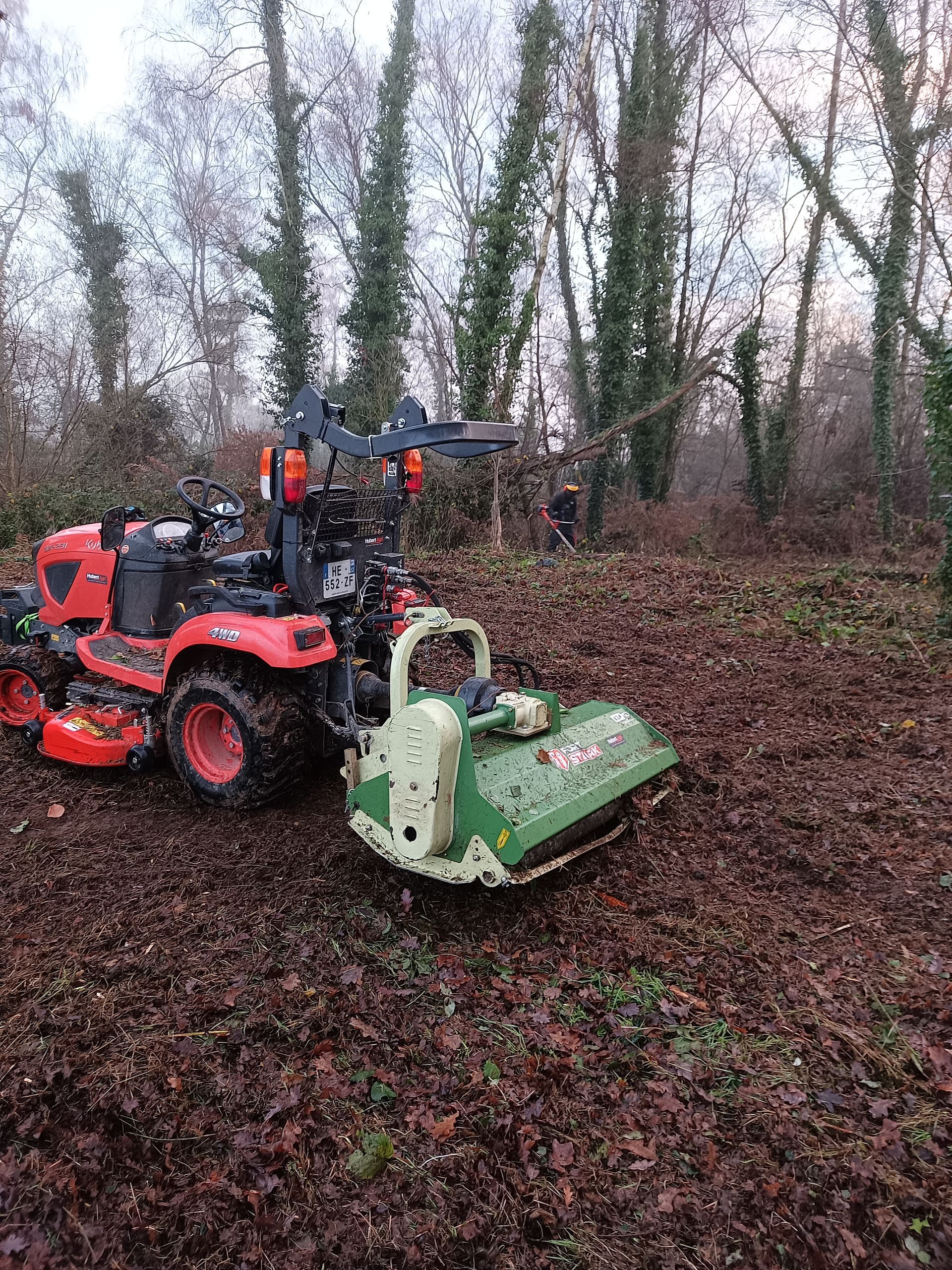 Un engin de débroussaillage dans une végétation luxuriante.
