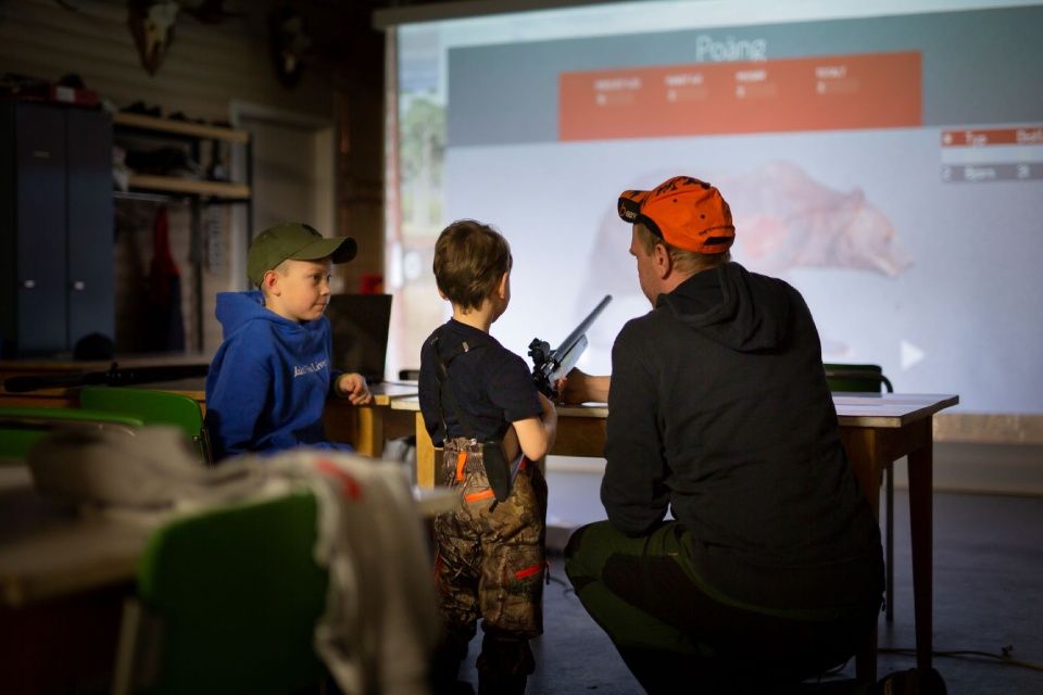 Ammuntaharjoittelua simulaattorilla