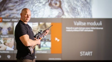 Ampuja harjoittelee ampumasimulaattorilla