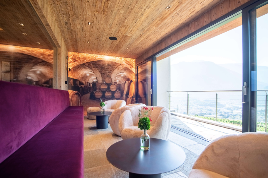 Chambre avec deux lits, poster de ski vintage, tapis orange et rideaux à fleurs.