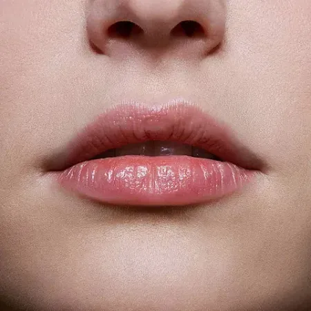 Un primer plano de los labios y la nariz de una mujer.