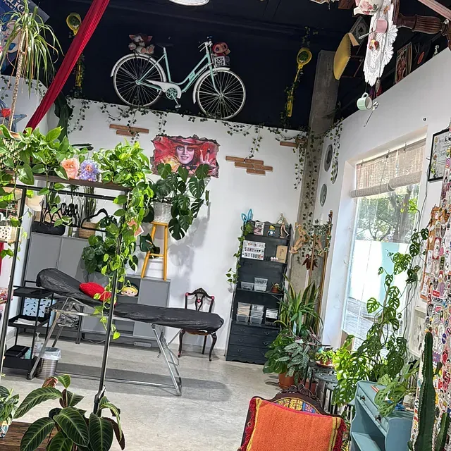 Una habitación con una bicicleta colgando del techo.