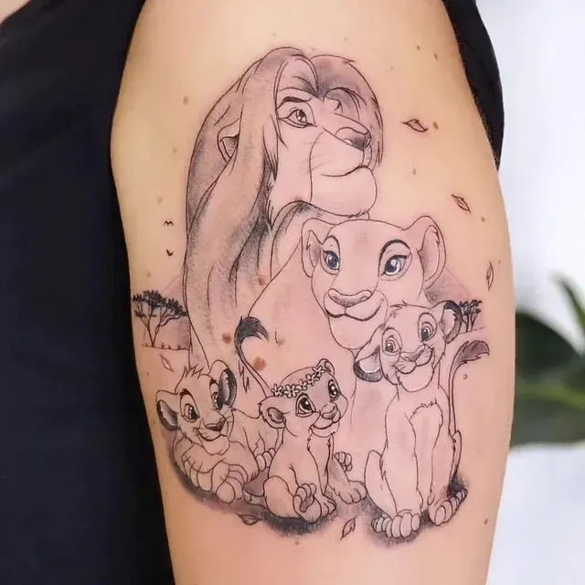 Una mujer tiene un tatuaje del rey león en su brazo.