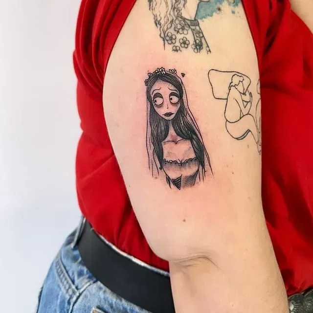 Una mujer tiene un tatuaje de una novia en su brazo.