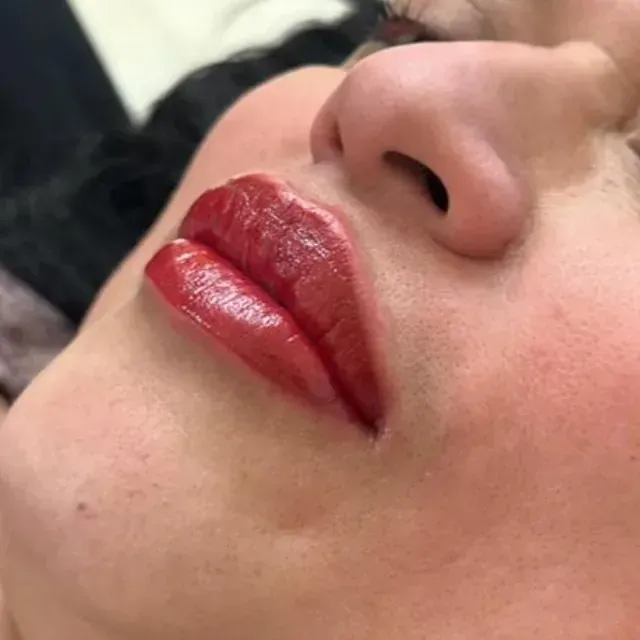 Un primer plano del rostro de una mujer con labios rojos.