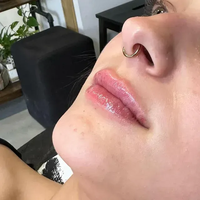 Un primer plano del rostro de una mujer con un anillo en la nariz.