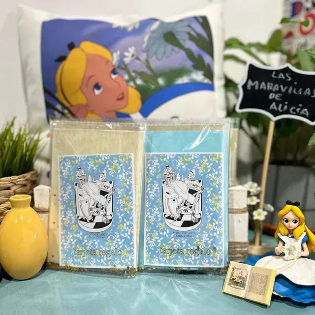 Una mesa con un cartel que dice las maravillas de alicia