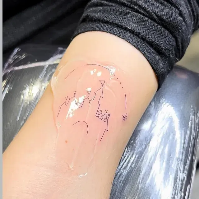 Una persona tiene un tatuaje de un castillo en la muñeca.