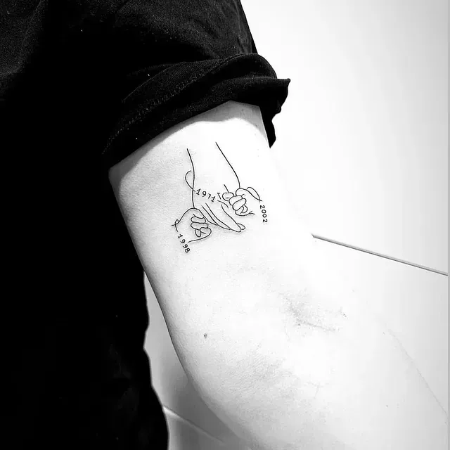 Una persona tiene un tatuaje en el brazo que dice te amo