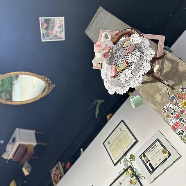 Una habitación con una bandeja sobre una mesa y un espejo en la pared.