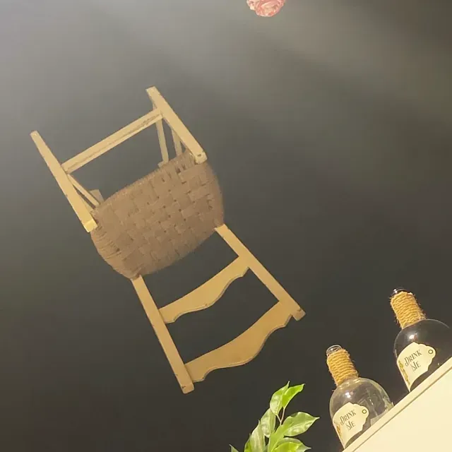 Una silla de madera está boca abajo en el aire