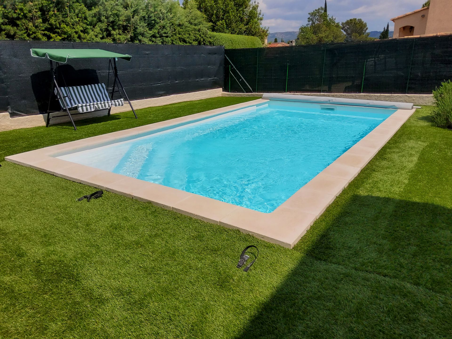 Piscine avec finitions de margelles en pierre