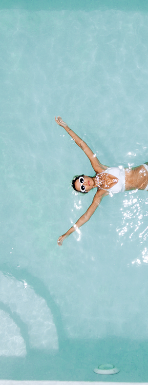 Femme dans une piscine