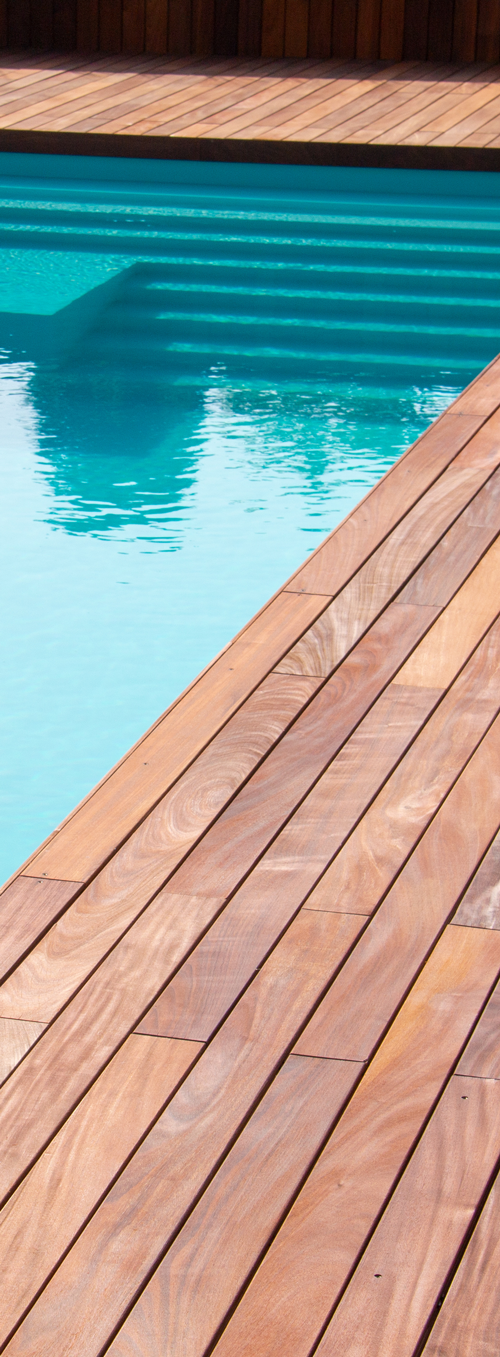 Piscine avec une terrasse en bois