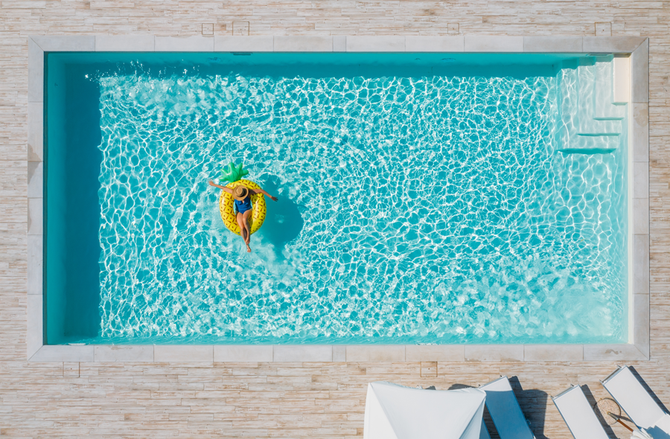 Vue aérienne d'une femme sur une bouée dans une piscine
