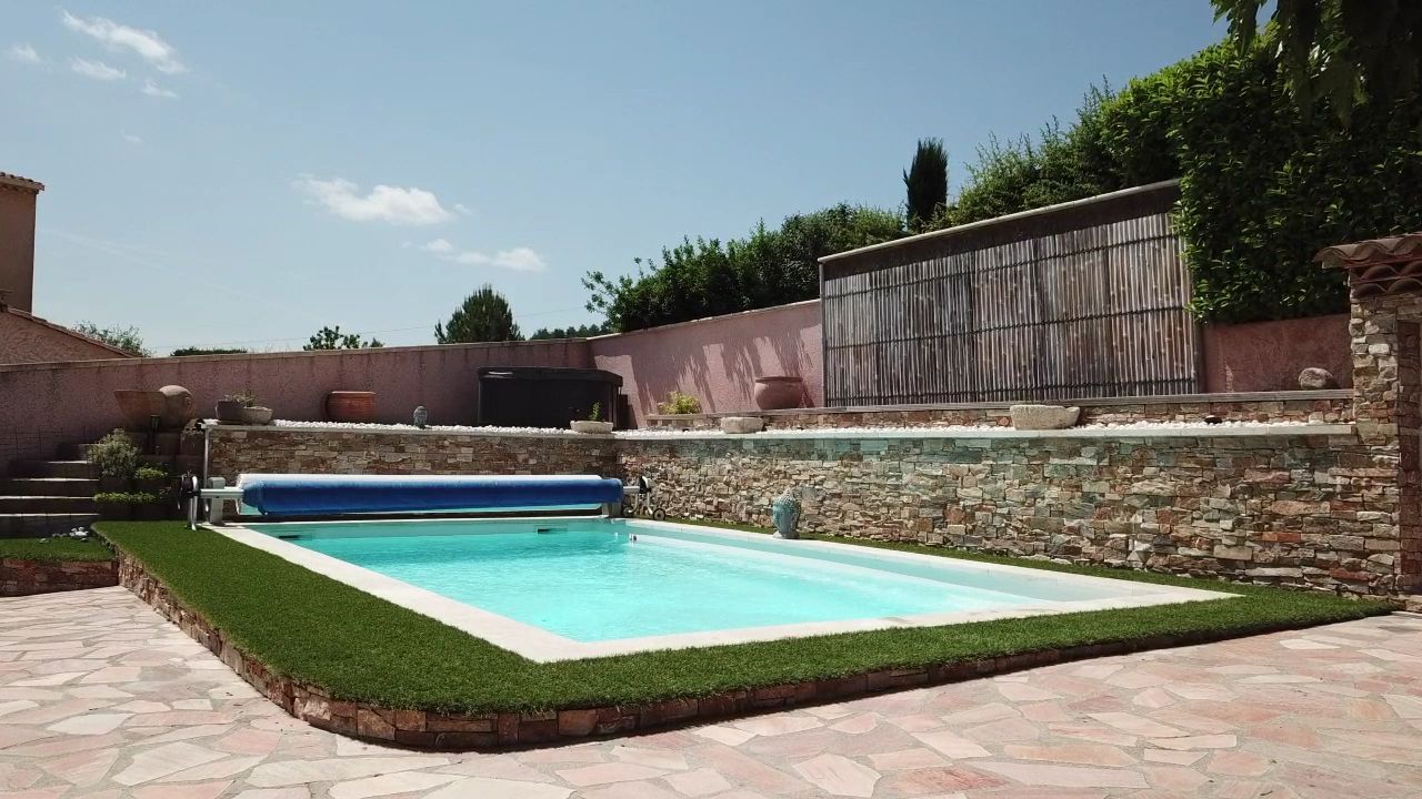 Piscine à coque avec bâche en rouleau