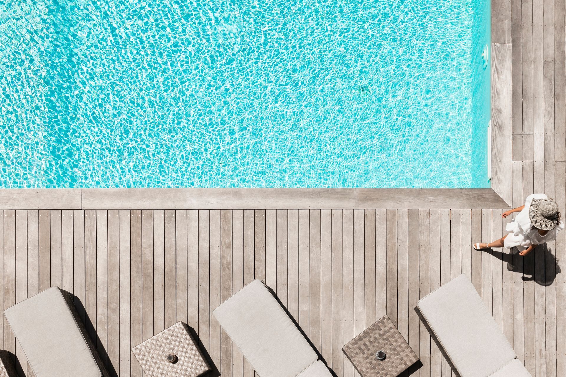 Piscine vue aérienne avec une femme marchant sur le bord