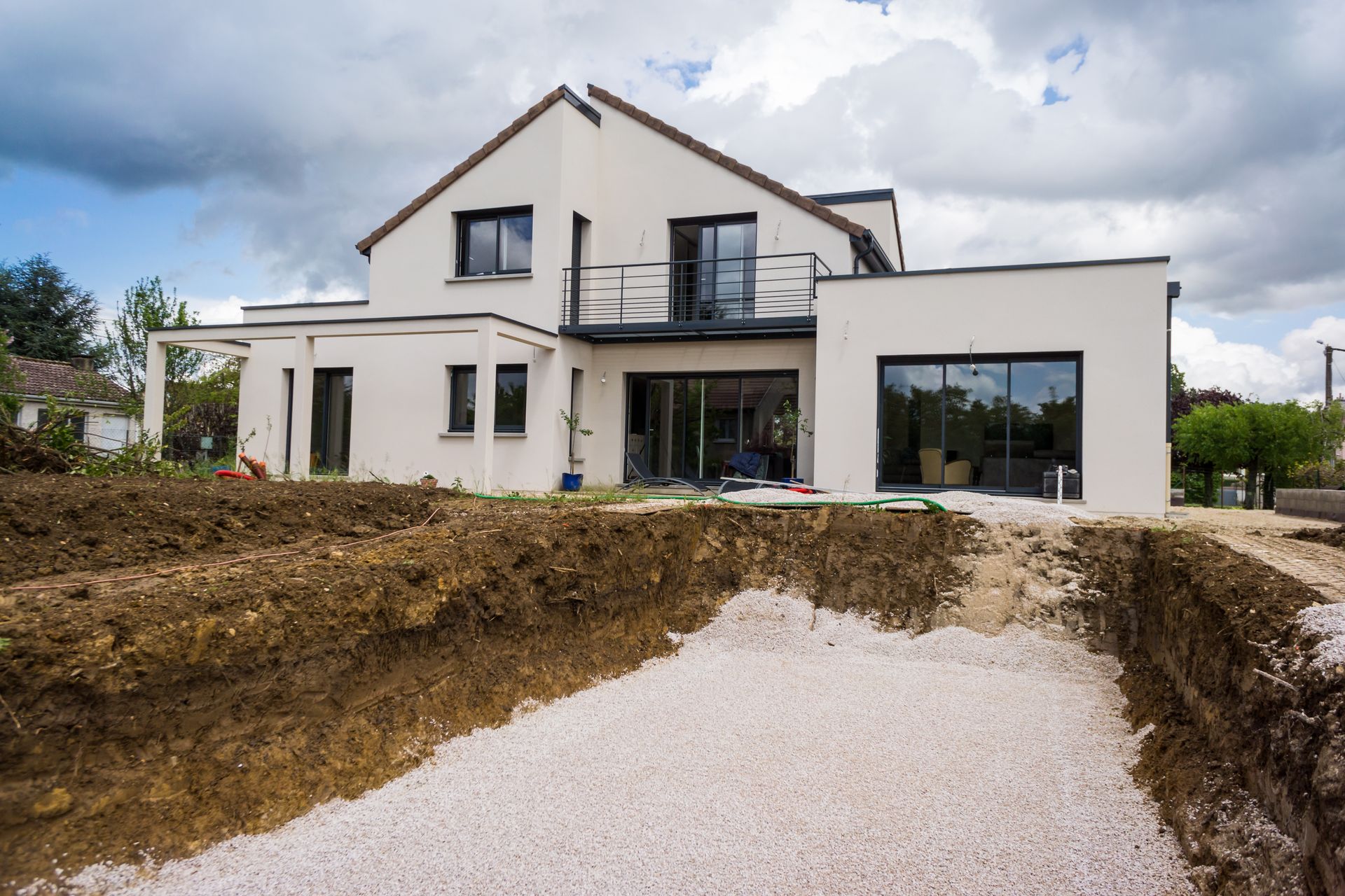 Réalisation du radier avec du gravier pour la construction d'une piscine